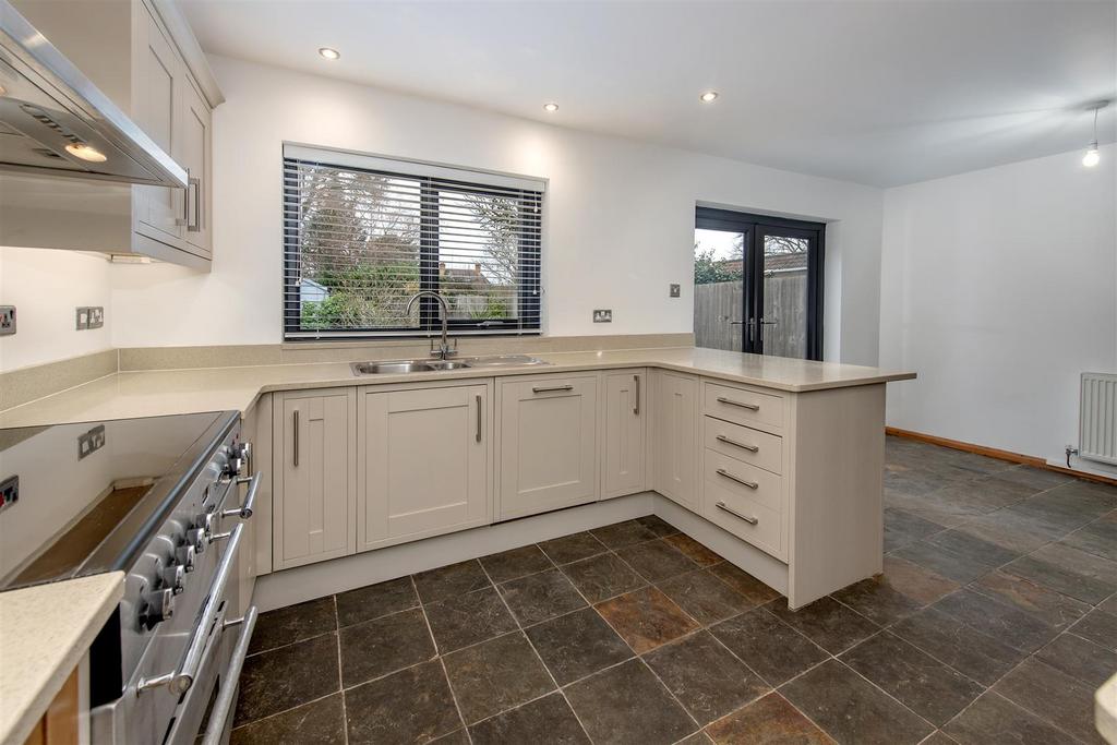 Tamar Avenue, Taunton 4 bed detached house £455,000