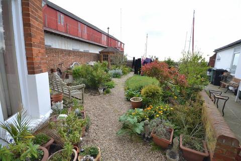 2 bedroom apartment to rent, High Street, Burnham-on-Crouch