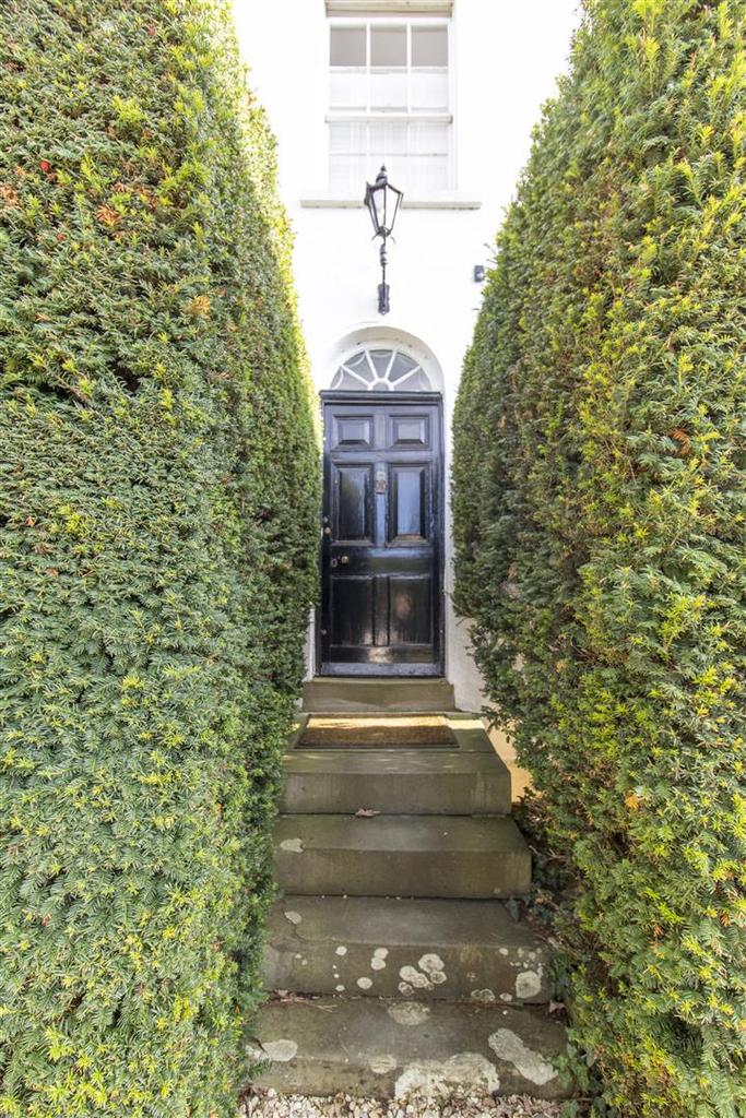 Tewkesbury Road, Longford 6 bed detached house £2,250 pcm (£519 pw)