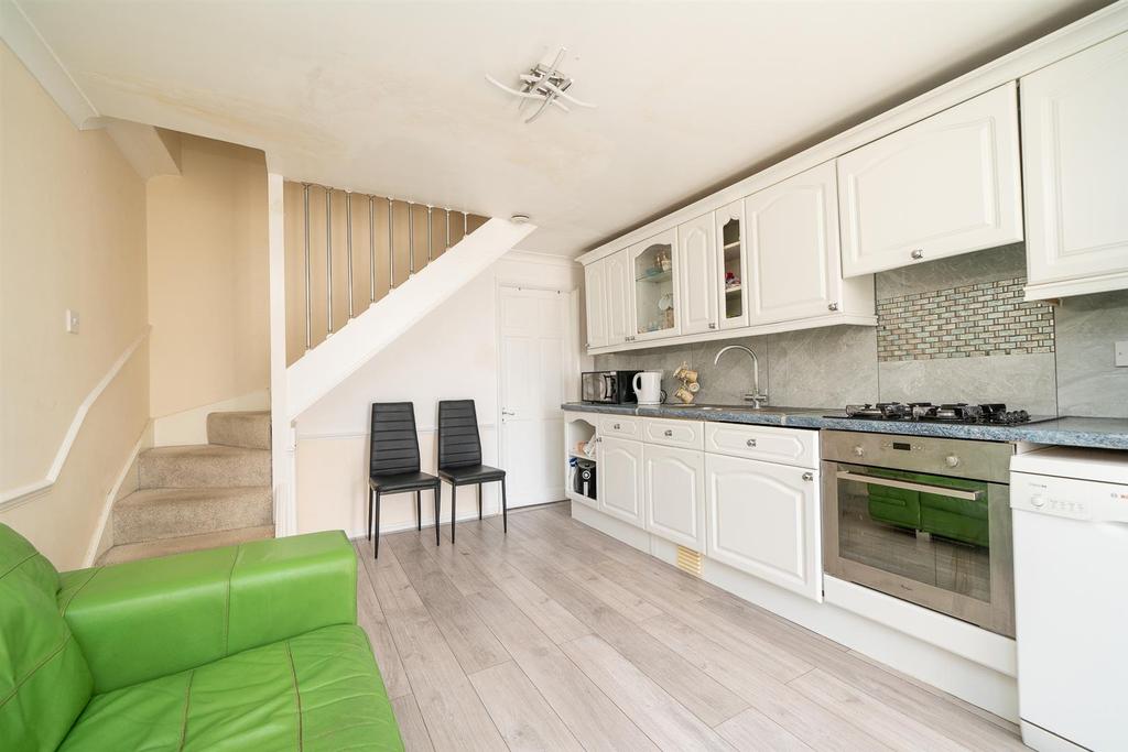 Acorn Road, Hemel Hempstead 2 bed end of terrace house £1,295 pcm (£