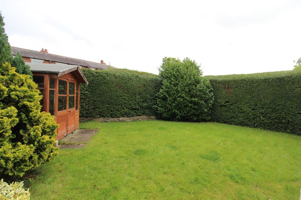 Exley Gardens, Exley, Halifax 2 bed semidetached bungalow £850 pcm