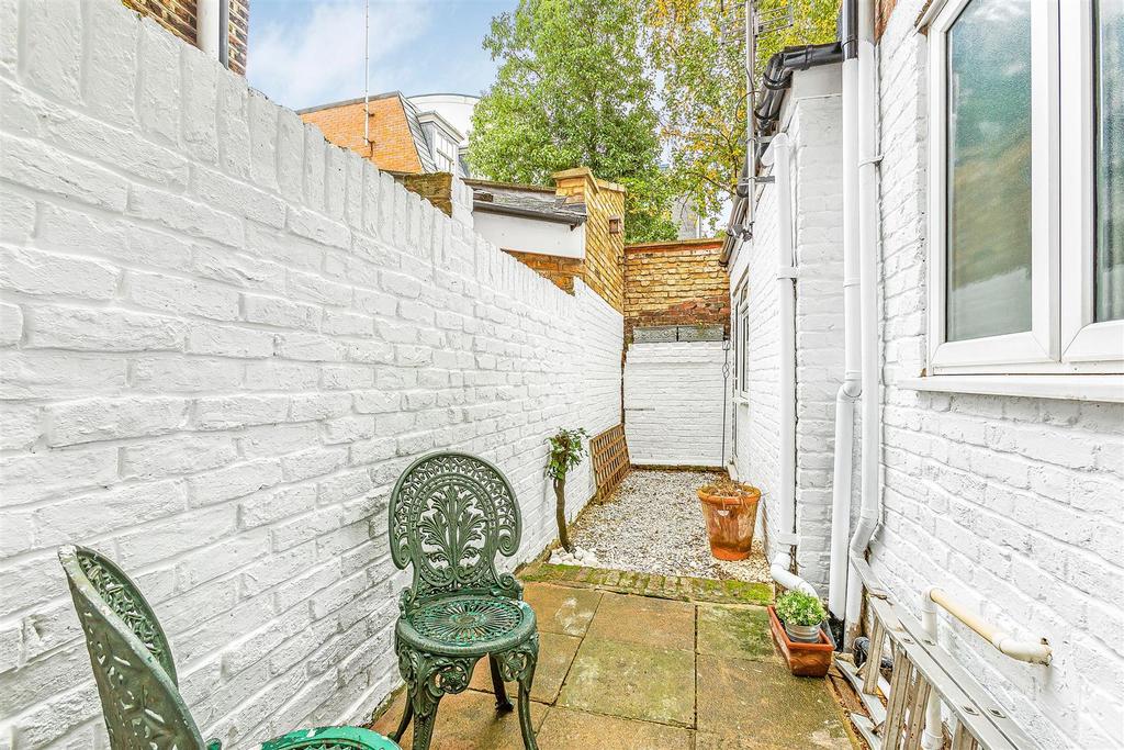 Wadham Road, London 1 bed flat £2,000 pcm (£462 pw)