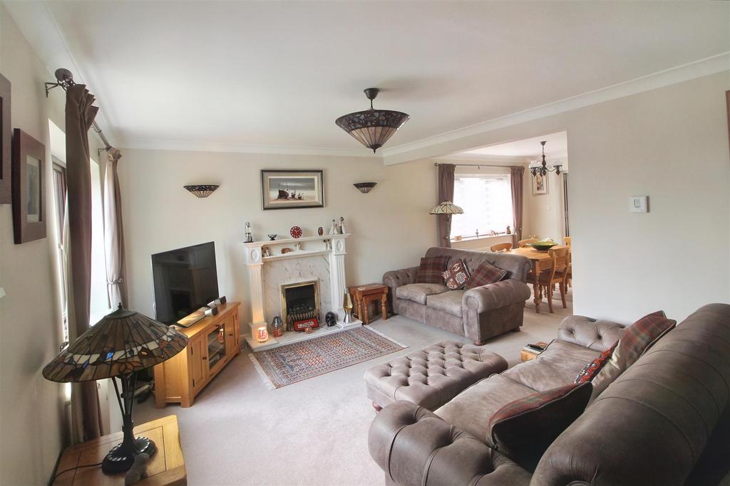Score Croft, Skelmanthorpe, Huddersfield HD8 9EA 3 bed detached house for sale £335,000