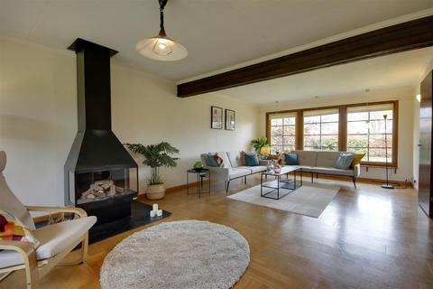 5 Hall Park, Swanland, North Ferriby, HU14 3NL