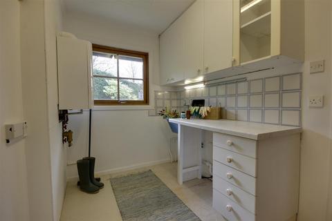 5 Hall Park, Swanland, North Ferriby, HU14 3NL