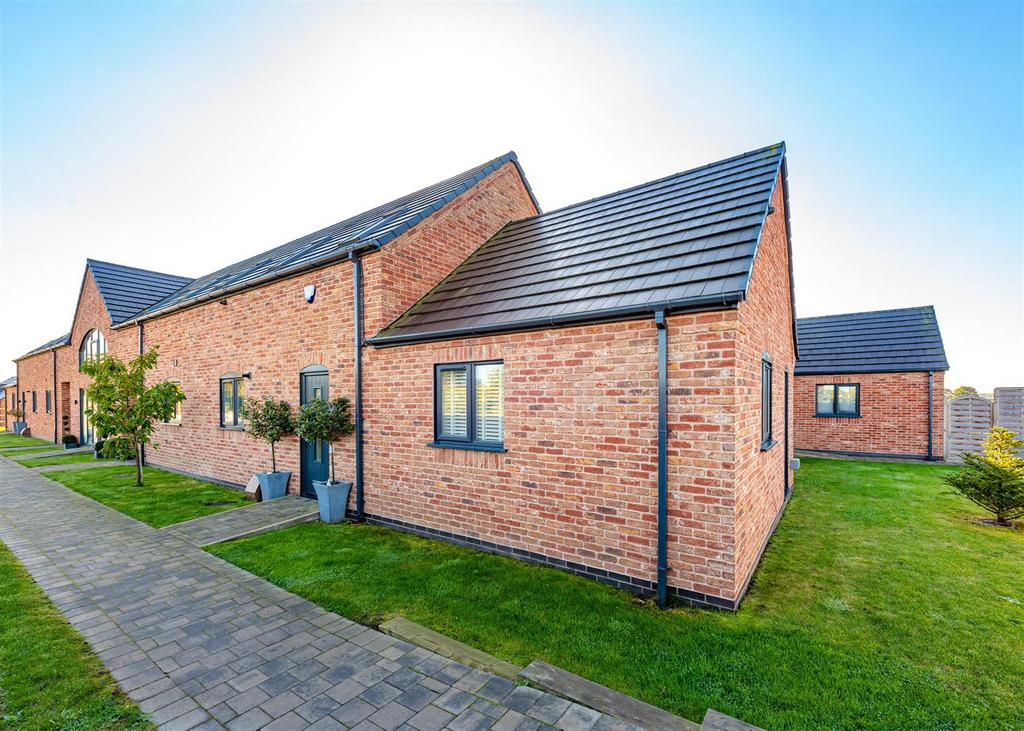 6 Lea Manor Gardens, Albrighton, Wolverhampton 4 bed country house for