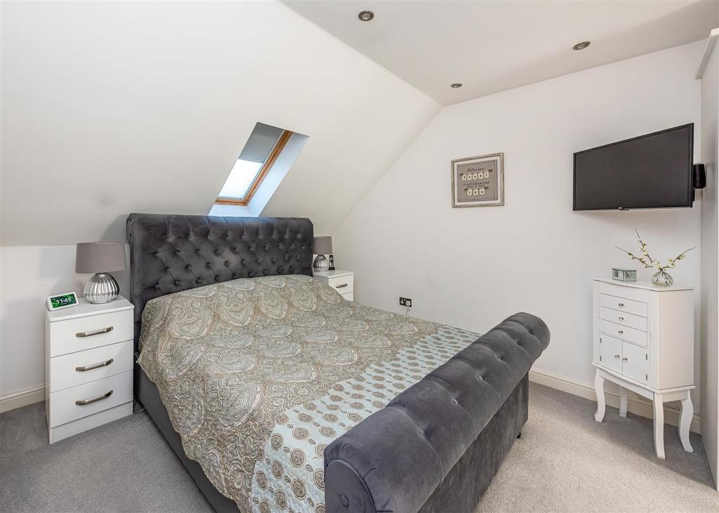 6 Lea Manor Gardens-bed1a.jpg