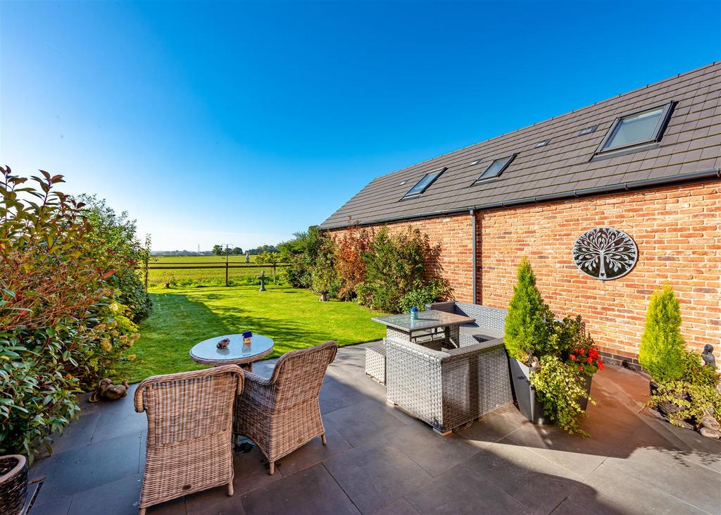 6 Lea Manor Gardens-gdn.jpg