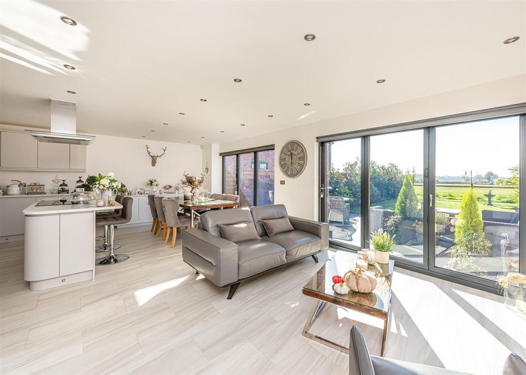 6 Lea Manor Gardens-kitchen1.jpg
