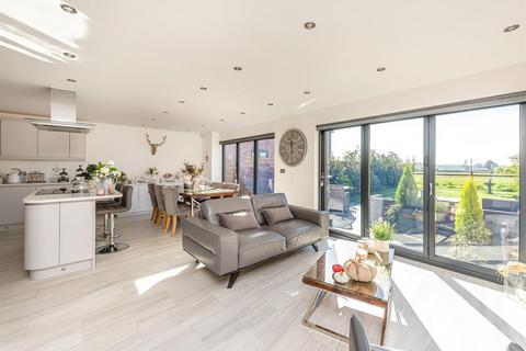 6 Lea Manor Gardens, Albrighton, Wolverhampton, WV7 3DD