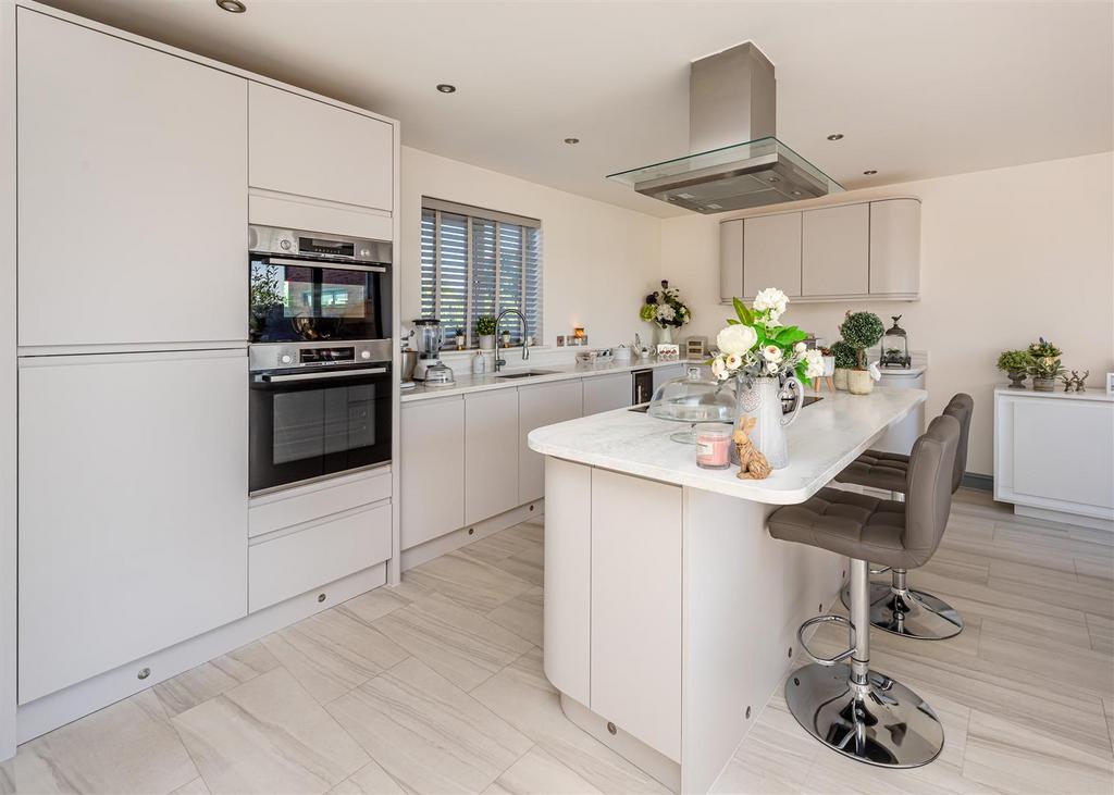 6 Lea Manor Gardens-kitchen2.jpg