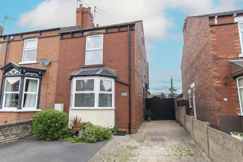 Chatsworth Road, Brampton, Chesterfield 3 bed terraced house for sale