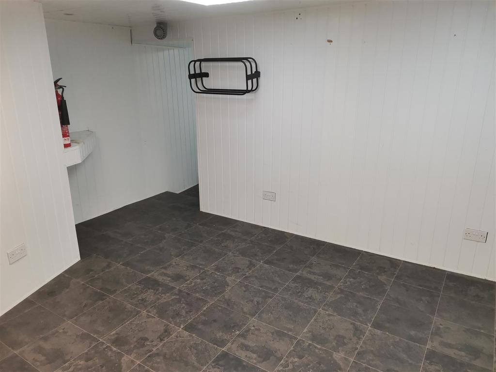 West End, Redruth Retail property (high street) £350 pcm (£81 pw)