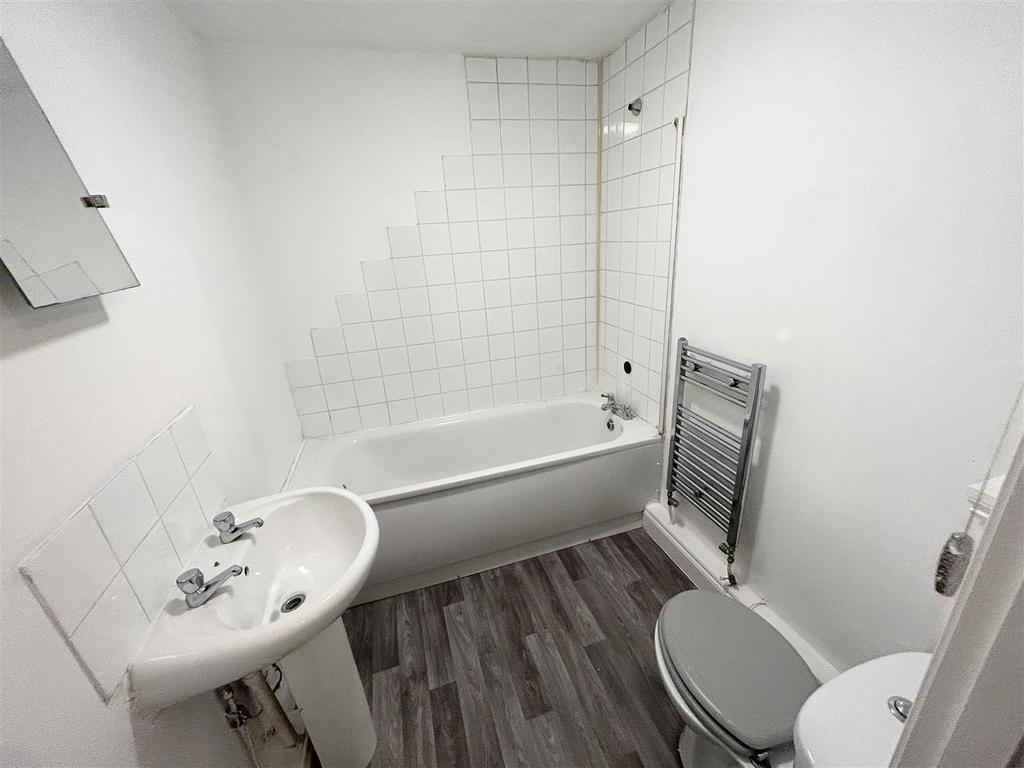 Flat 1 Bathroom