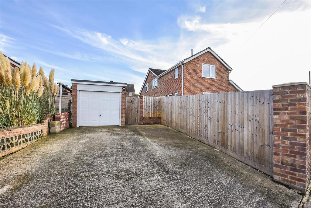 Barcelona Close, Andover 3 bed semidetached house £365,000