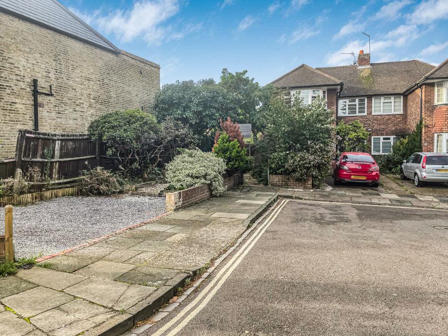 Belmont Road, Twickenham, TW2 2 bed £1,650 pcm (£381 pw)