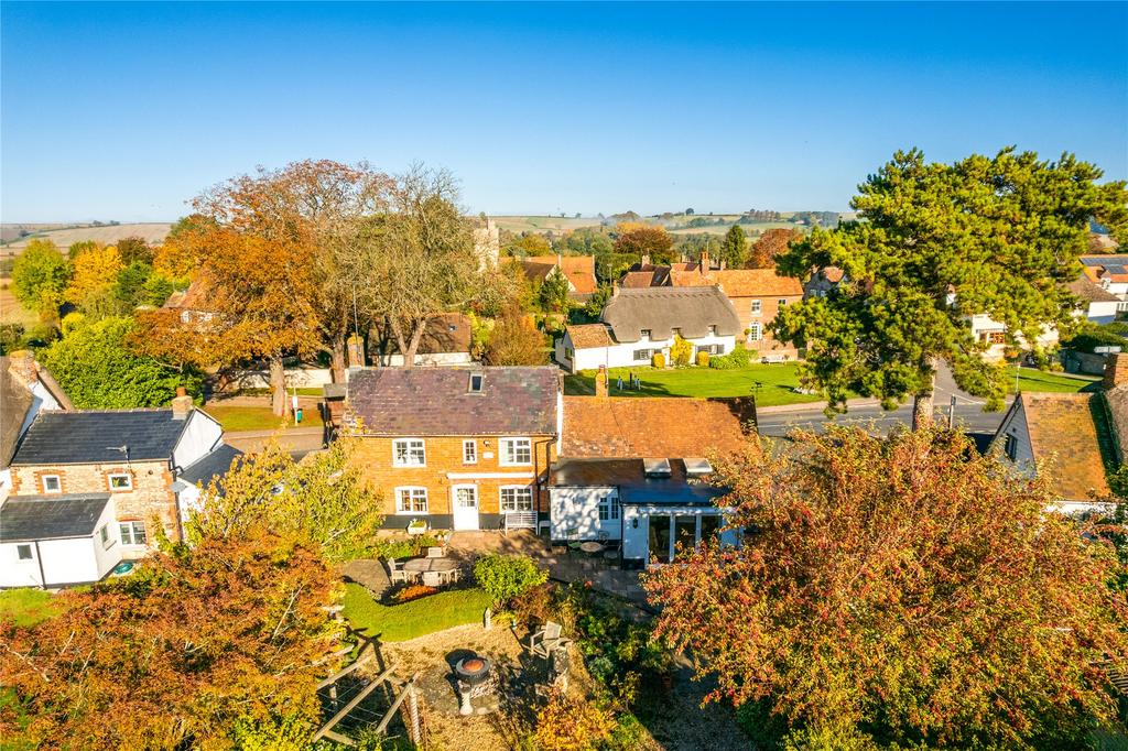 The Green, Cuddington, Aylesbury, Buckinghamshire, HP18 3 bed detached