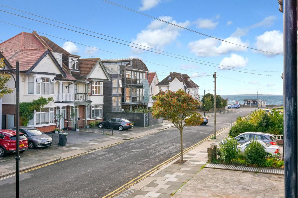 Warwick Road, Thorpe Bay, Essex, SS1 2 bed apartment for sale £250,000