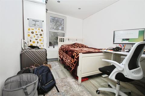 3 bedroom apartment to rent, Whitehorse Lane, London, SE25