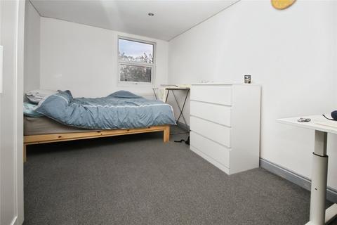 3 bedroom apartment to rent, Whitehorse Lane, London, SE25
