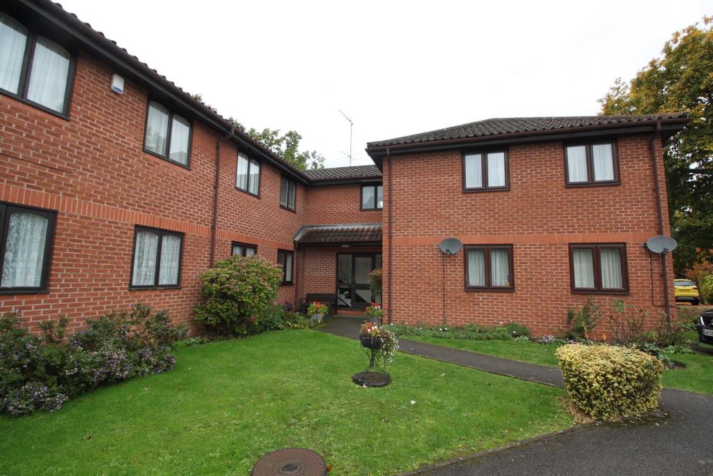Silver Trees, Bricket Wood 2 bed apartment £1,175 pcm (£271 pw)