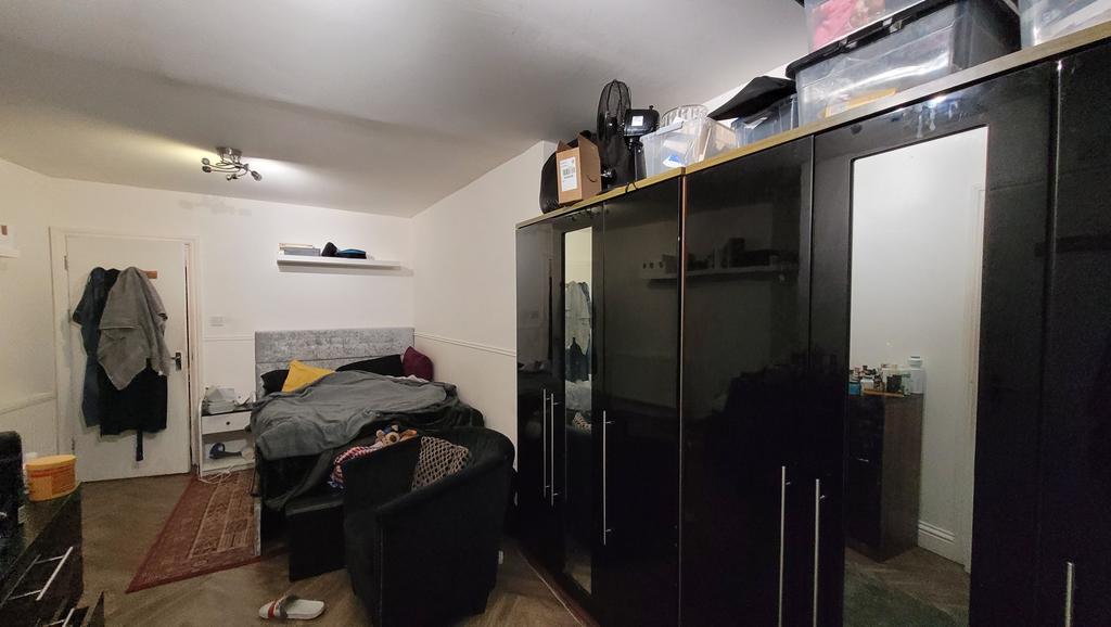 Bell Farm Avenue, Dagenham, Essex RM10 Studio £1,000 pcm (£231 pw)