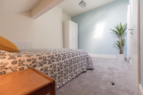 1 bedroom in a house share to rent, West Street, Stalybridge SK15