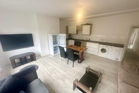 2 bedroom flat to rent, Ashley Cross, Poole