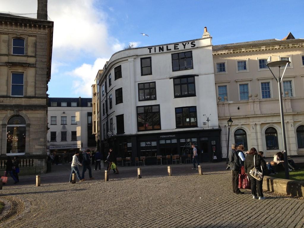 Cathedral Yard Exeter EX1 3 bed apartment £950 pcm (£219 pw)