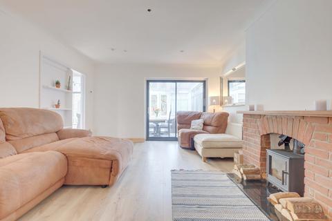 6 Adelaide Gardens, Benfleet, SS7 1LA