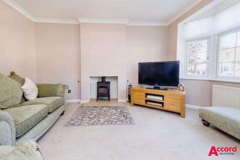 3 bedroom semi-detached bungalow for sale - Beauly Way, Rise Park, Romford