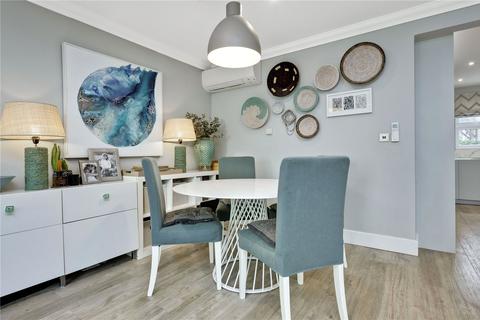 4 bedroom detached house for sale - Raphael Close, Kingston upon Thames, Surrey, KT1