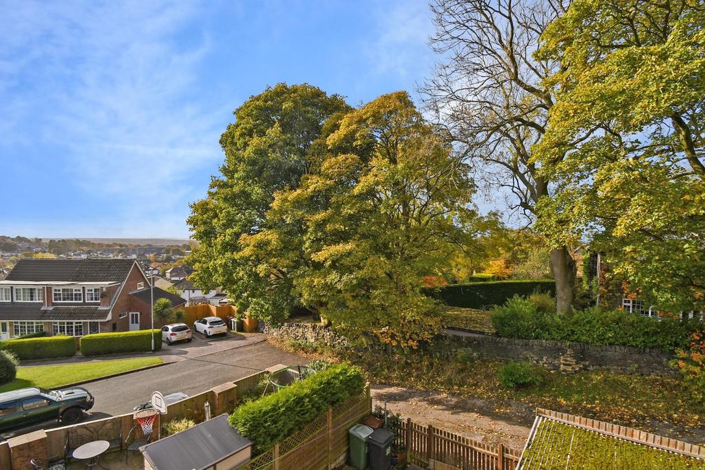 Aire Grove, Yeadon, Leeds 3 bed terraced house £209,950