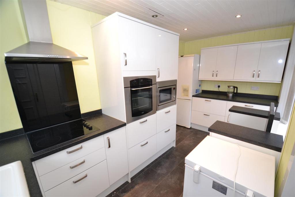 Elm Grove, Gomersal, Cleckheaton 3 bed semidetached house £132,500