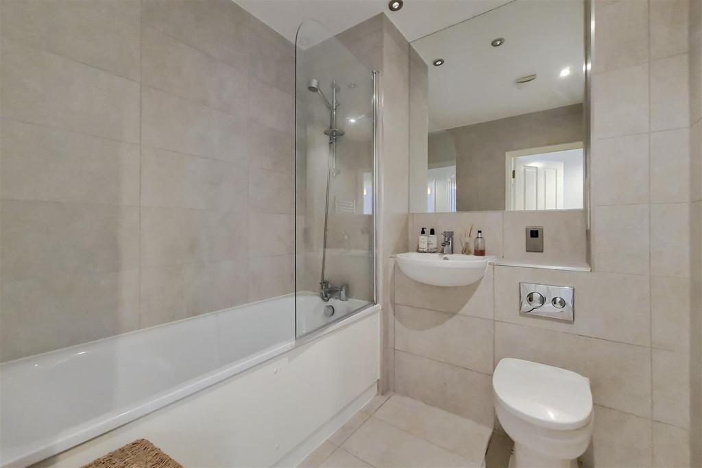 11 Bathroom-0.jpg