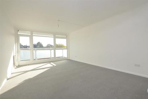 3 bedroom flat for sale - Furness Road, Eastbourne