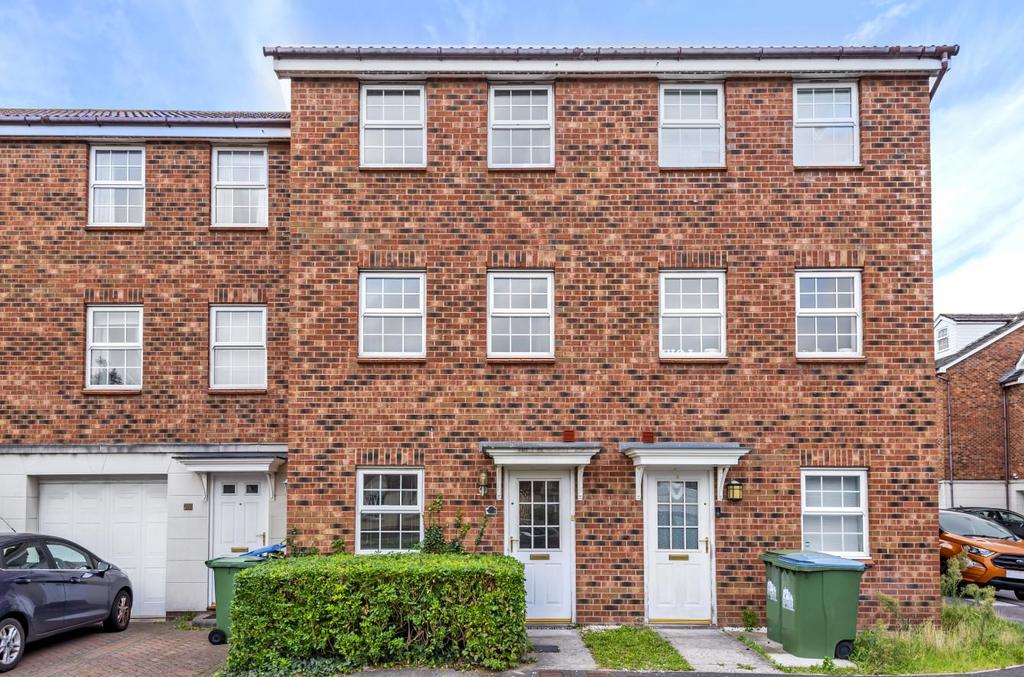 Avro Close, Southampton 4 bed townhouse £1,165 pcm (£269 pw)