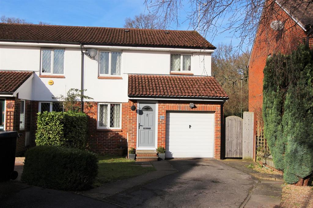 Close, Valley Park, Chandlers Ford 3 bed semidetached house