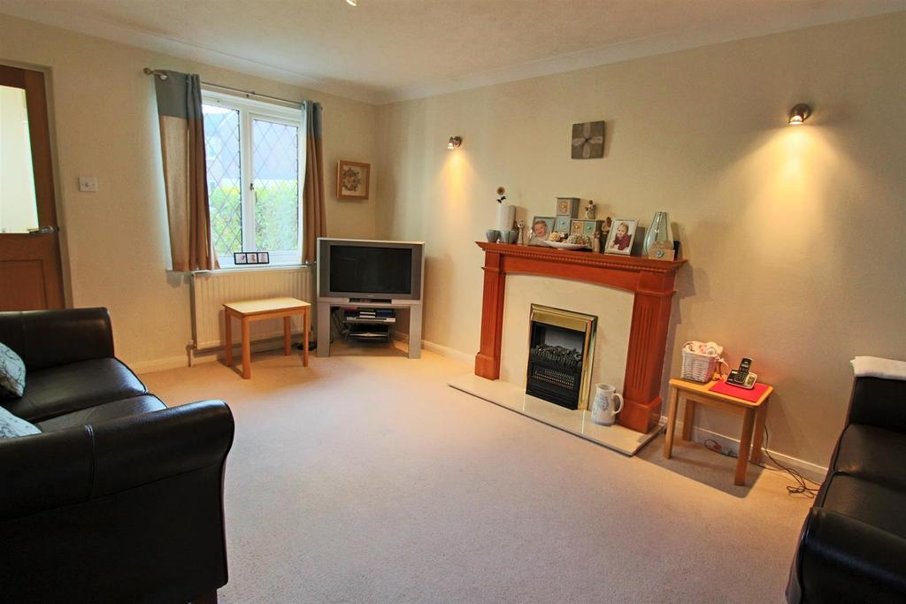 Close, Valley Park, Chandlers Ford 3 bed semidetached house