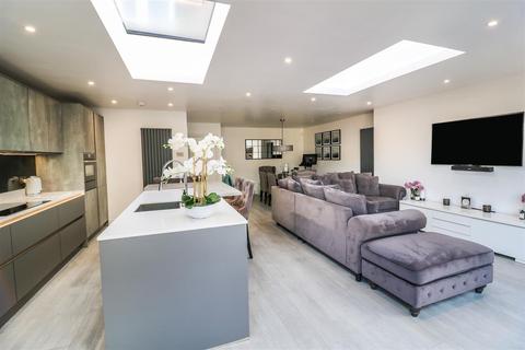 6 Cotswold Road, Romford, RM3 0TR