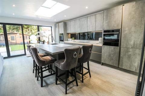 6 Cotswold Road, Romford, RM3 0TR