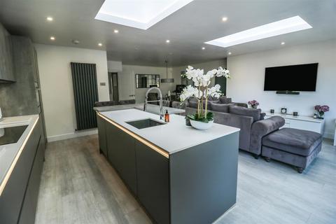 6 Cotswold Road, Romford, RM3 0TR