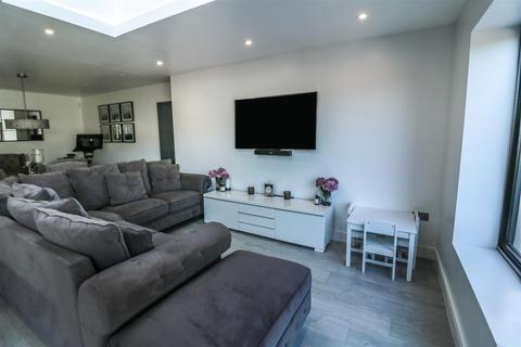 6 Cotswold Road, Romford, RM3 0TR