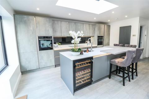 6 Cotswold Road, Romford, RM3 0TR