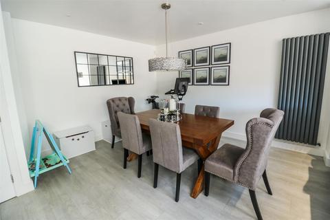 6 Cotswold Road, Romford, RM3 0TR