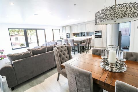 6 Cotswold Road, Romford, RM3 0TR