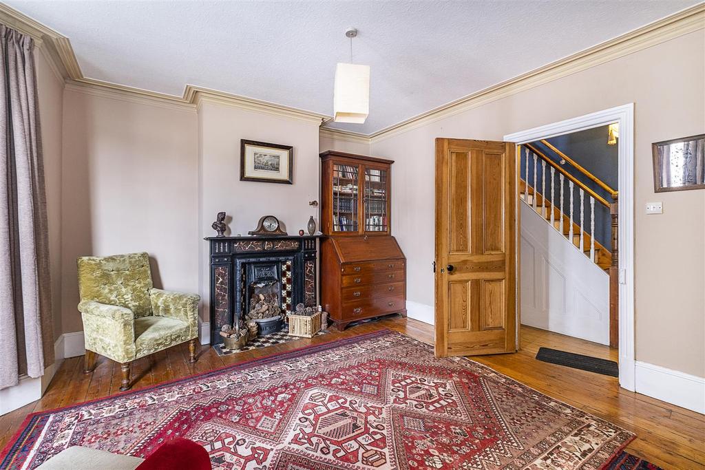 Hook Road, Epsom 3 bed semidetached house £450,000