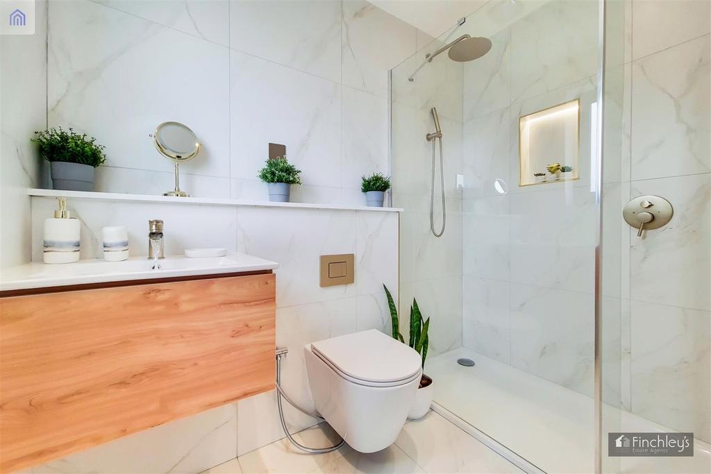 15 Main Ensuite-0.jpg