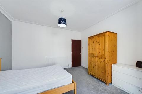 4 bedroom semi-detached house to rent, Newcombe Road, Southampton, Hampshire