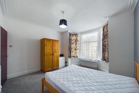 4 bedroom semi-detached house to rent, Newcombe Road, Southampton, Hampshire